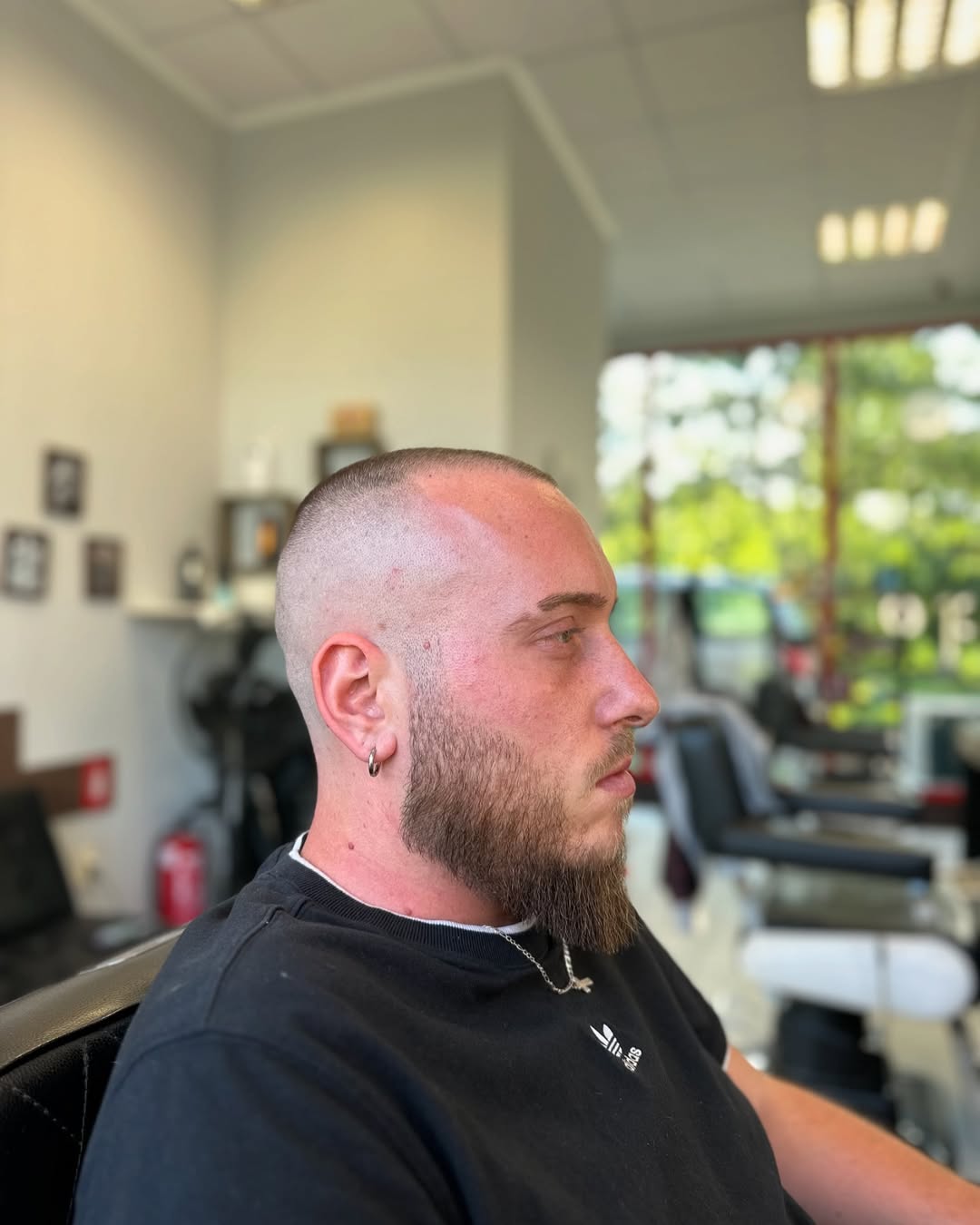 Мъжко подстригване тип bald fade с оформена брада — GhettoBoyz Barbershop